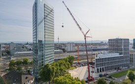 Otto gru Potain per l'edificio CityWave di Milano